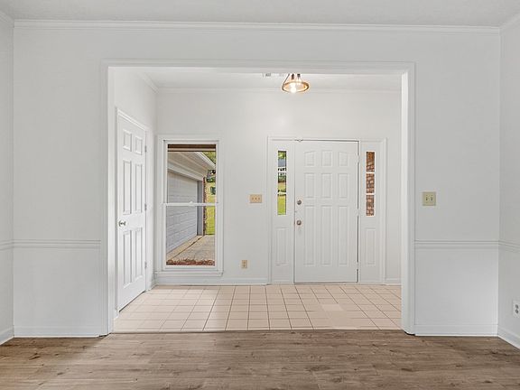 3rd image of 1187 Cloverdale Rd