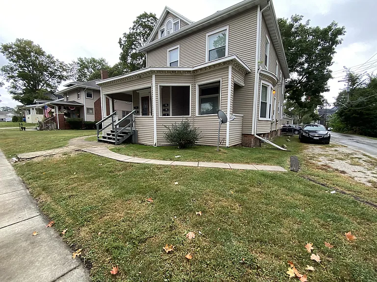 505 1/2 E Locust St — Photo 19