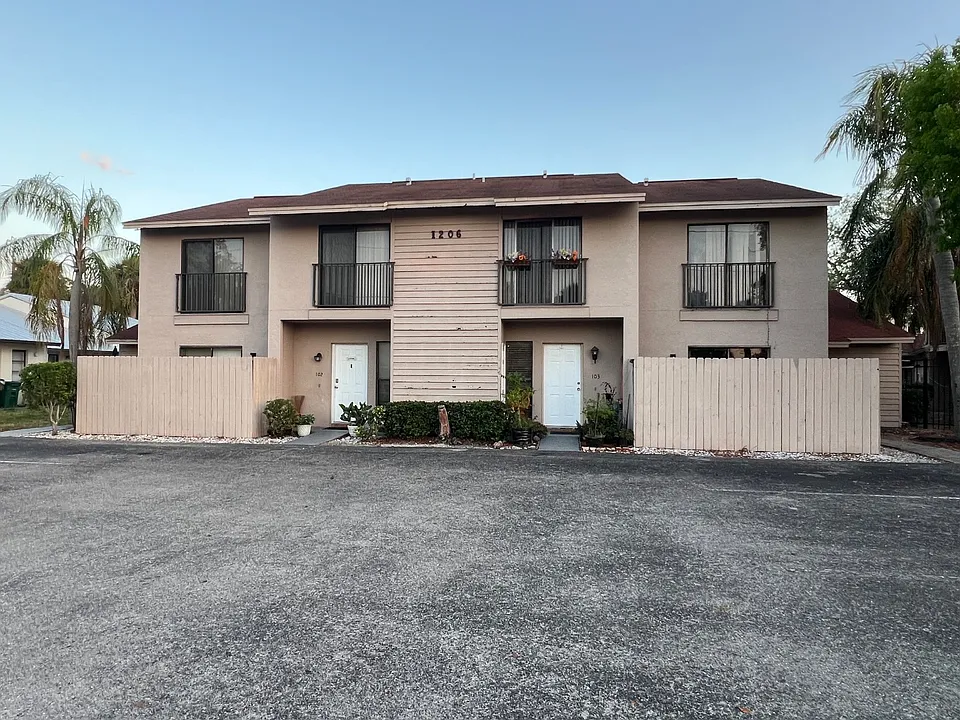 1206 SE 8th St #103