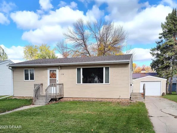 1738 11th Ave N, Grand Forks, ND 58203
