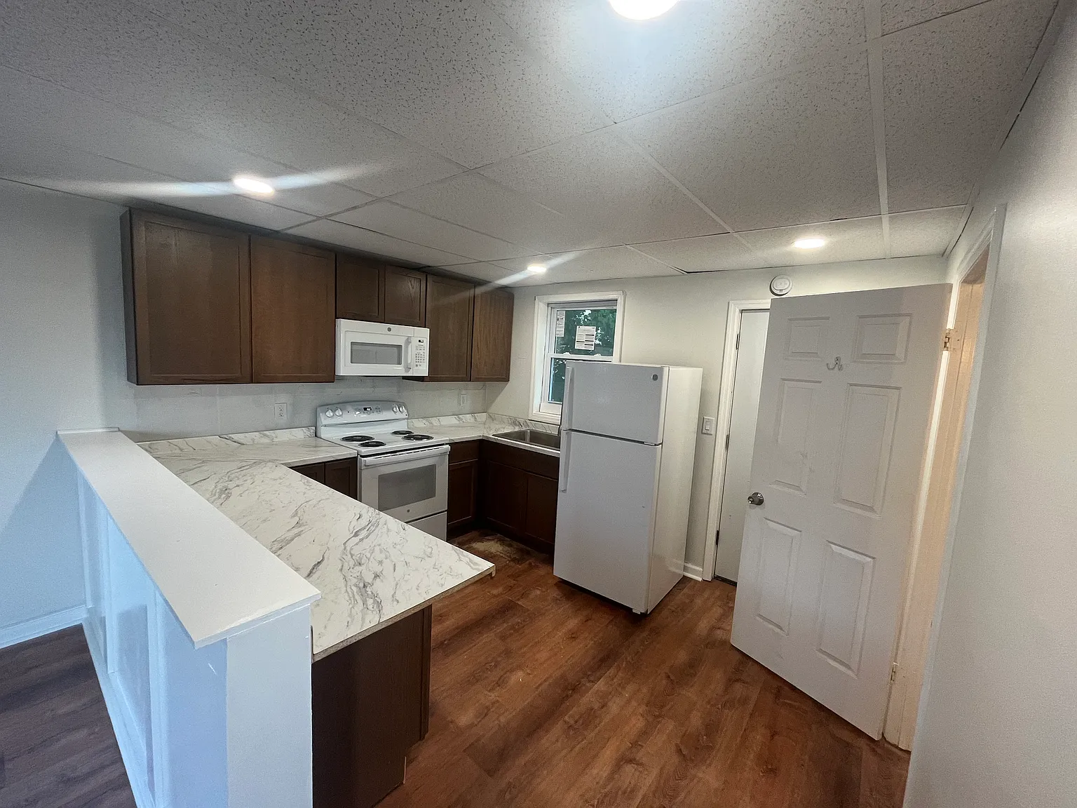 1 bed, 900 sqft, $1,280 — Photo 2