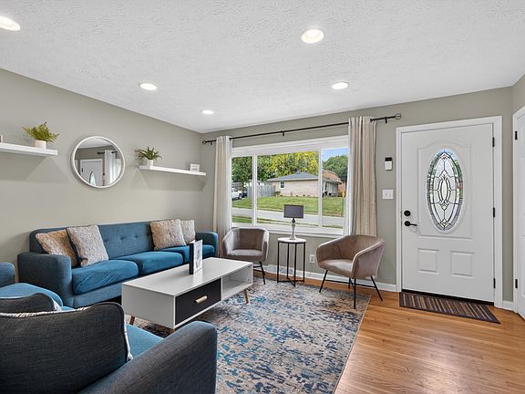 4th image of 124 Manitoba Ln