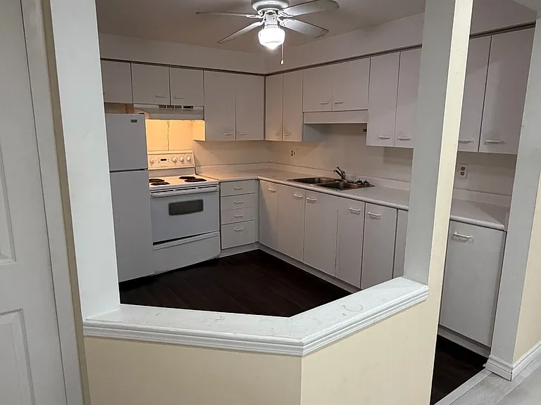 565 Greenfield Ave #902 — Photo 2