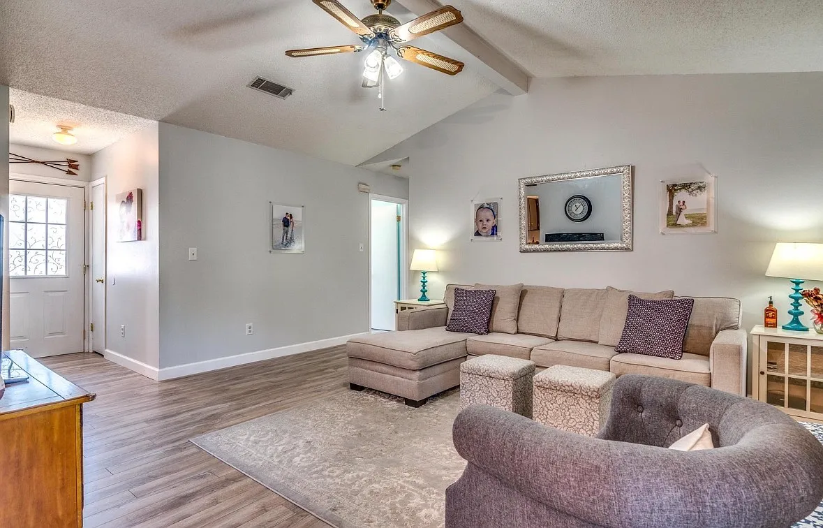 3 bed, 990 sqft, $2,100 — Photo 2