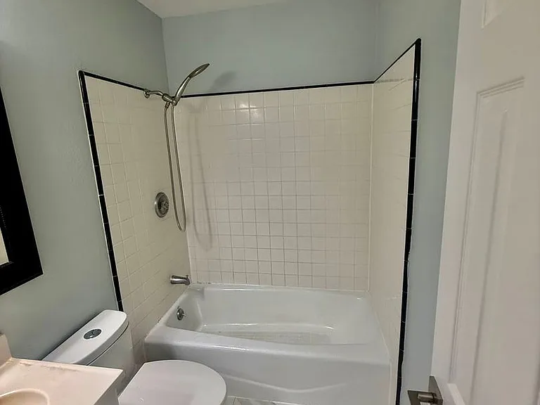 Howard & Lexington Apts — Photo 18