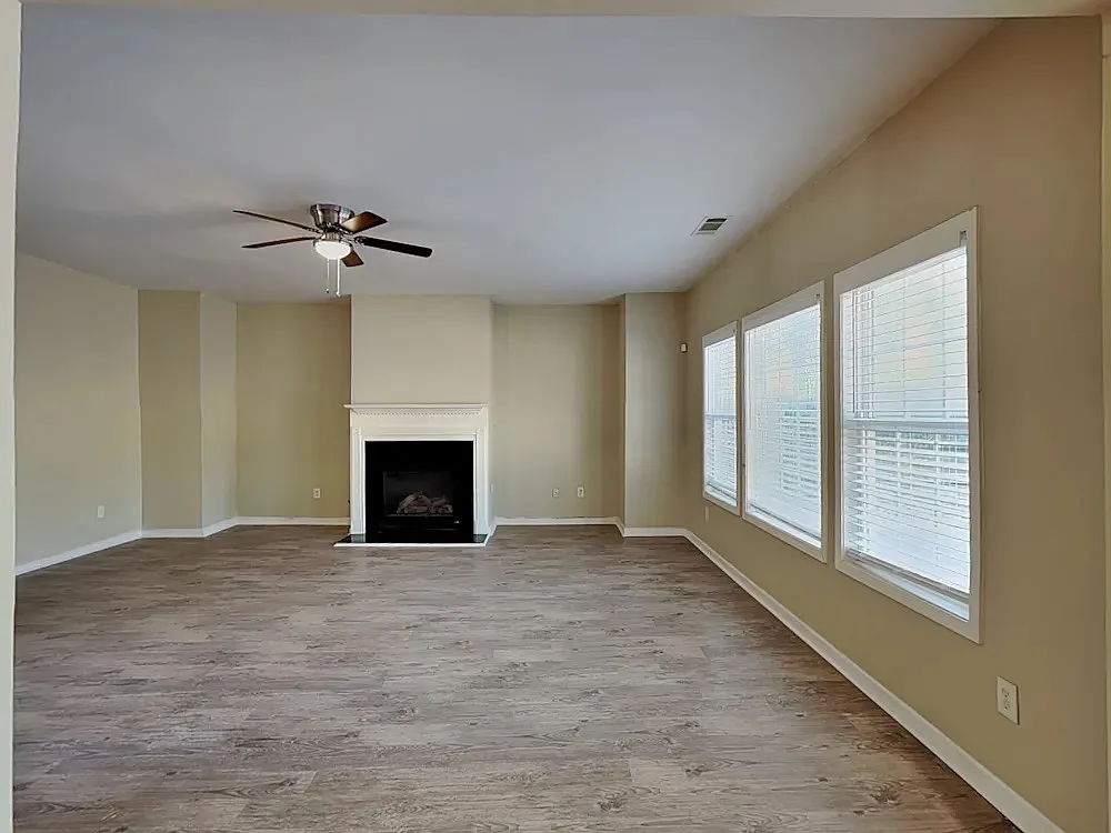 4 bed, 2.5 bath, 2820 sqft, $2,700 — Photo 2