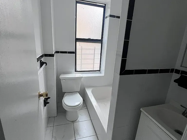 2387 Morris Ave #A2 — Photo 5