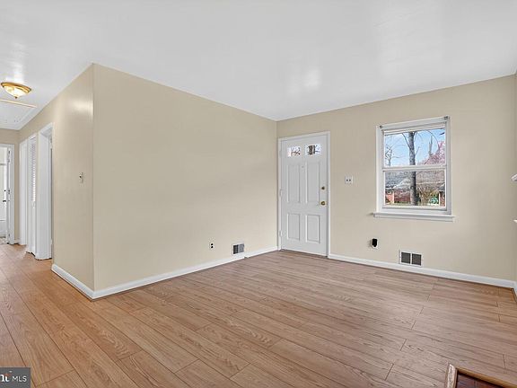 3rd image of 3601 Crest Dr