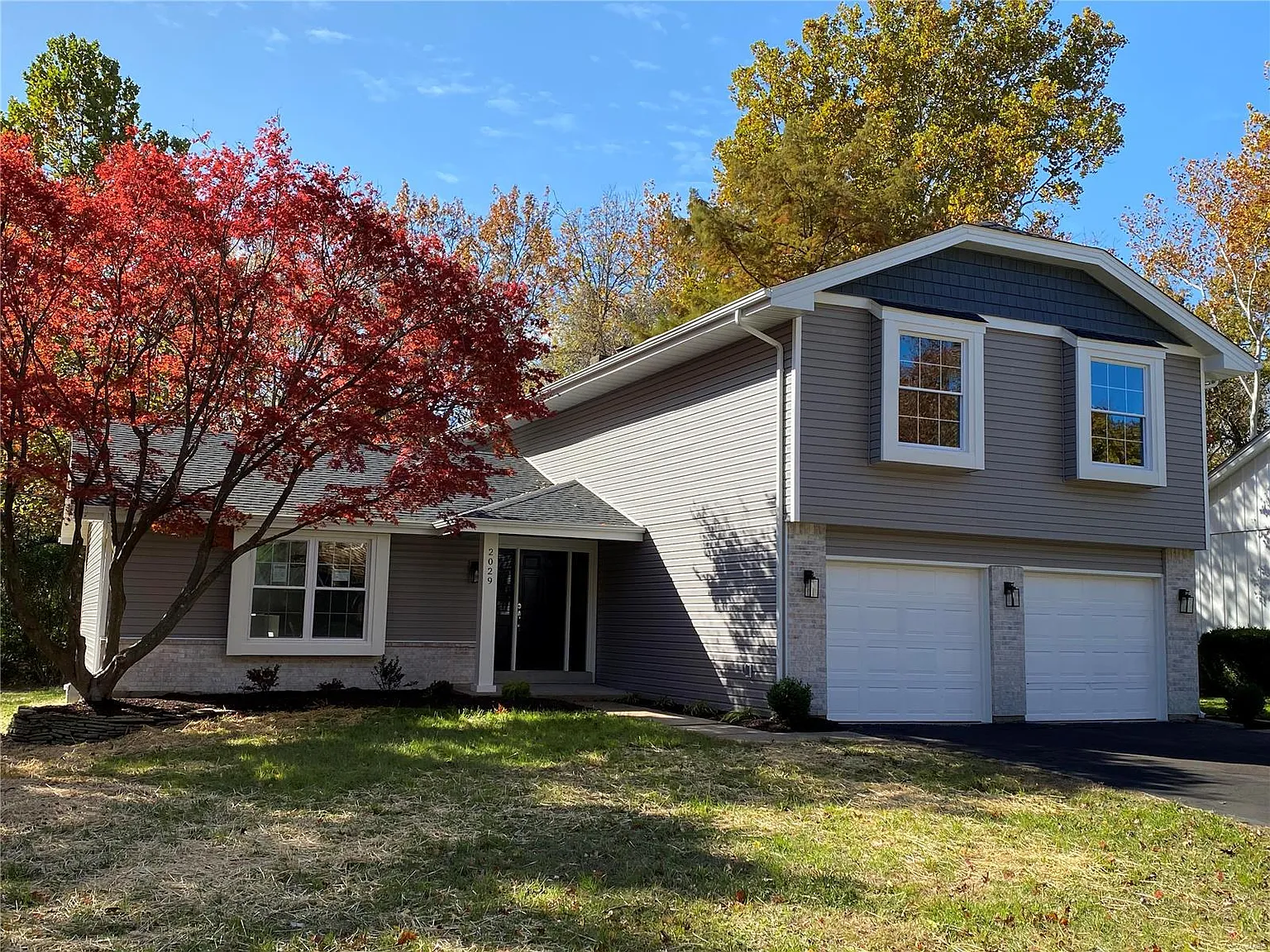 2029 Lake Clay Dr photo 1