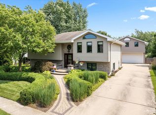 2808 Wake Island Dr, Joliet, IL 60435