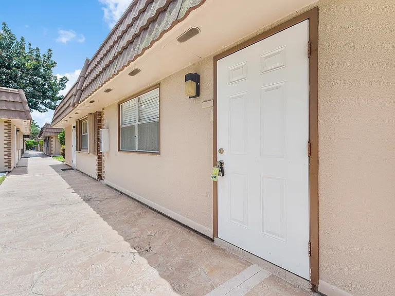 154 Seville Ln #G — Photo 31