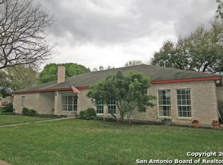 104 Country Ln, Castroville, TX 78009