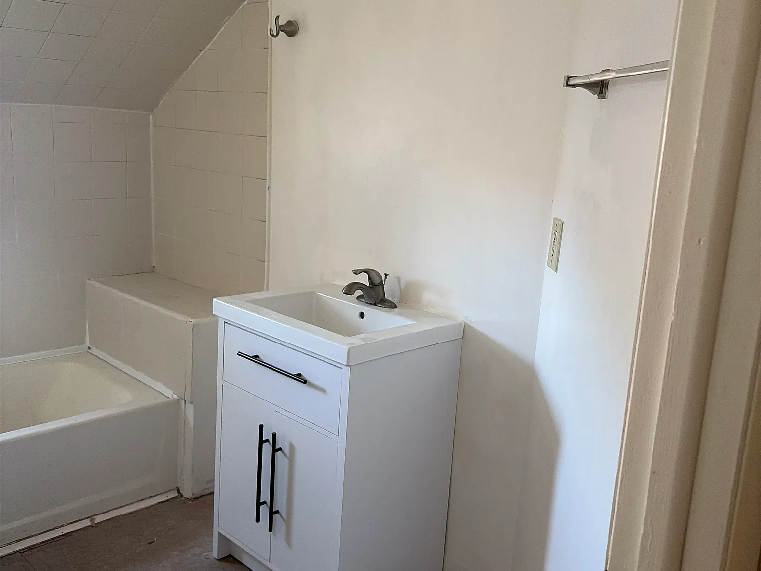 4 bed, 1.5 bath, 1937 sqft, $2,300 — Photo 4