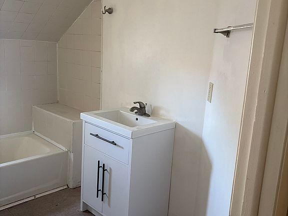4th image of 760 Desoto St
