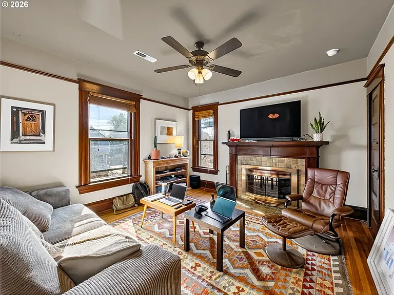 237 NE Graham St — Photo 13