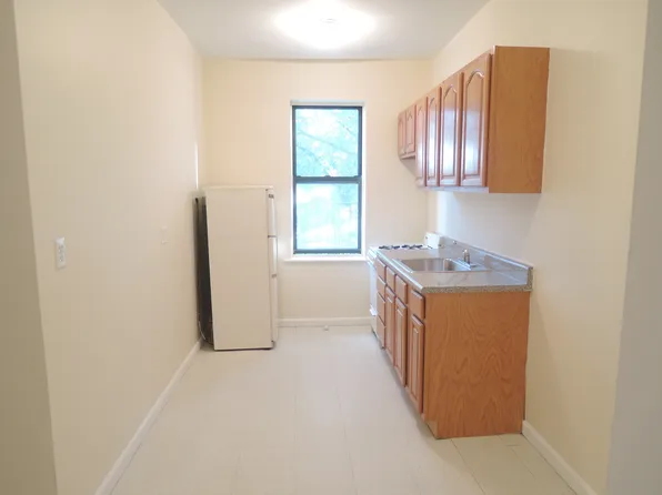 3280 34th St, Astoria, NY 11106