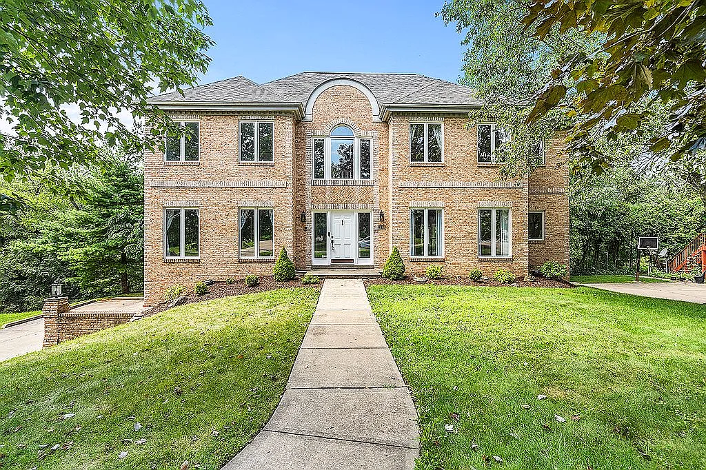 2476 Matterhorn Dr photo 1