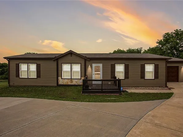 10931 Bluebird Ln, Edwardsville, KS 66111