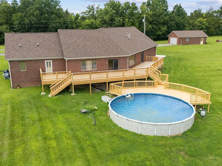 1221 Hawthorne Ln — Photo 32