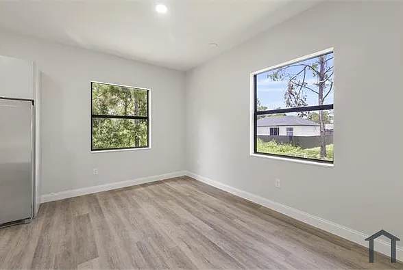 827 Carpenter St E — Photo 18