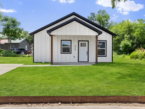 218 Calvert St, Sulphur Springs, TX 75482