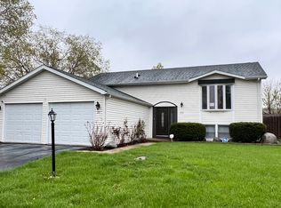 29 Evergreen Dr, Streamwood, IL 60107