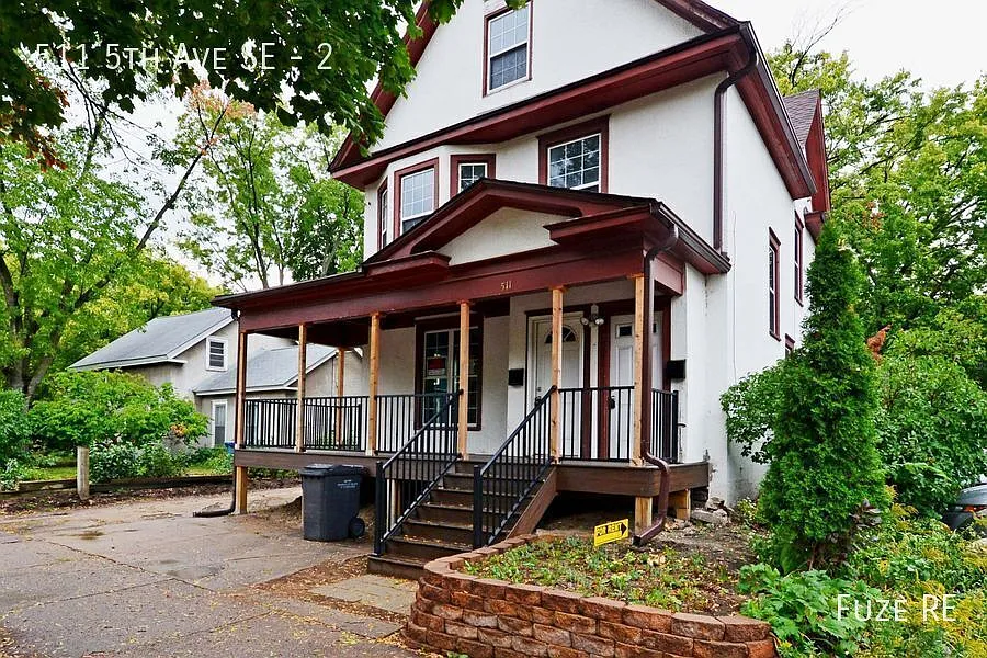 Spacious 6 Bedroom, 2 Bathroom Upper-Level Unit of Duplex near U of M, Dinkytown & NE Minneapolis — Photo 2
