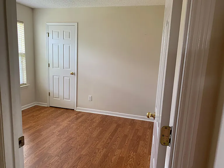 110 Meadowglade Ln — Photo 6
