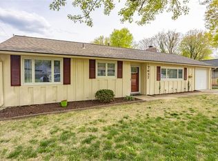 7637 Colonial Dr, Prairie Village, KS 66208