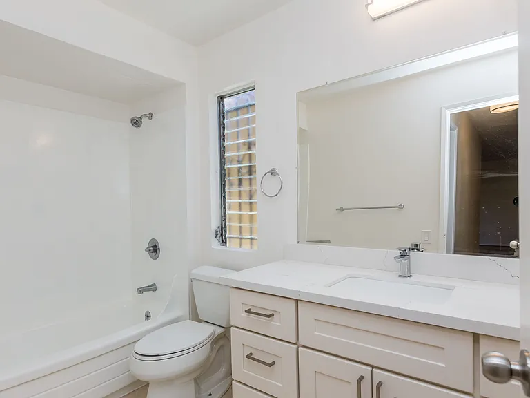 888 Vermont — Photo 13