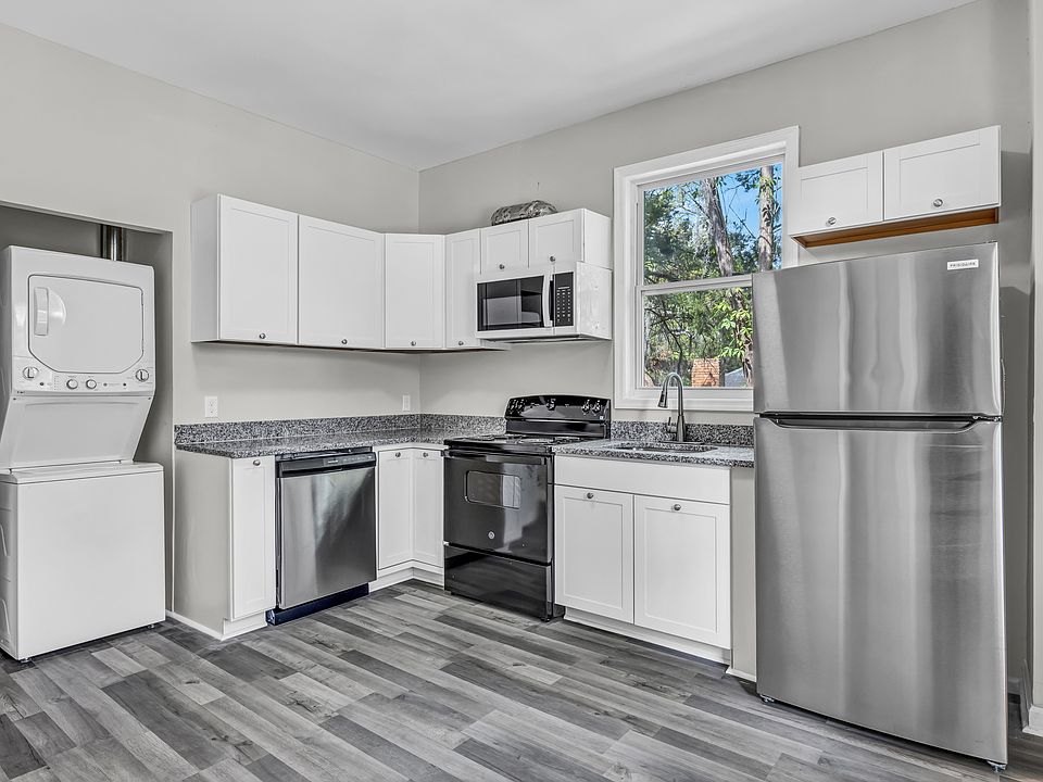 Brand New Kitchen with New Washer/Dryer