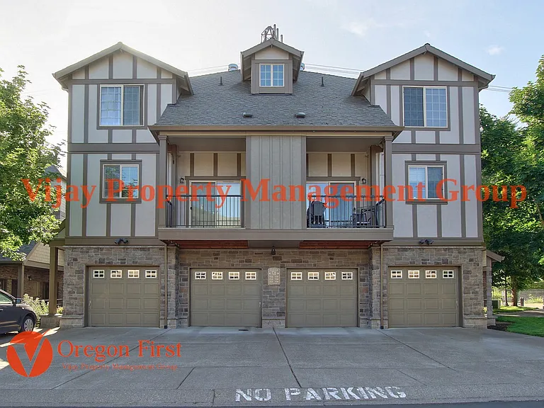 825 NE Wheelock Pl — Photo 1