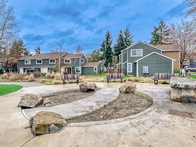 Burke Gilman Place — Photo 15