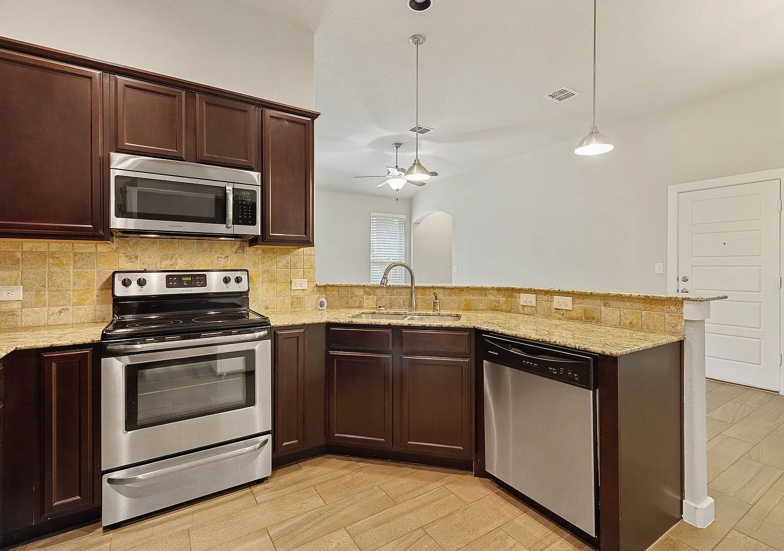 Luxury Townhome Located In Pecan Park, Bastrop, Texas! — Photo 4
