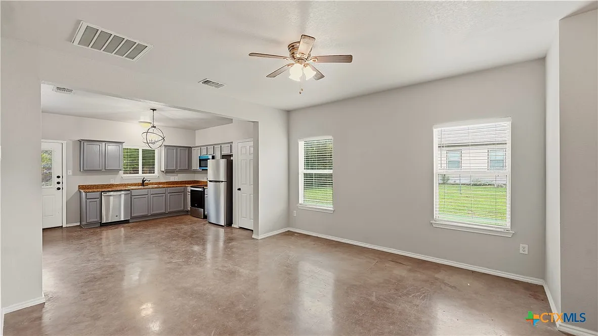 3 bed, 2.0 bath, 1100 sqft, $1,395 — Photo 4