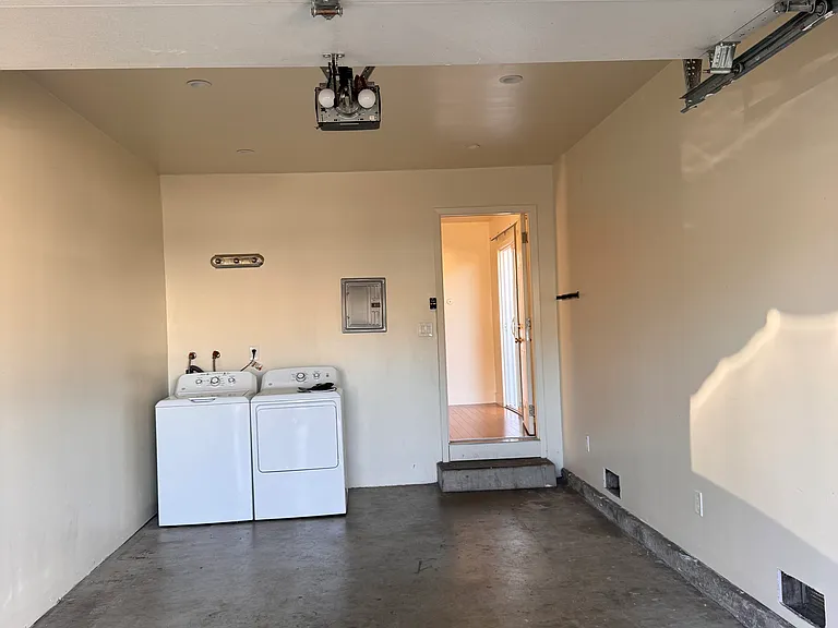 473 W Sunset Blvd — Photo 18