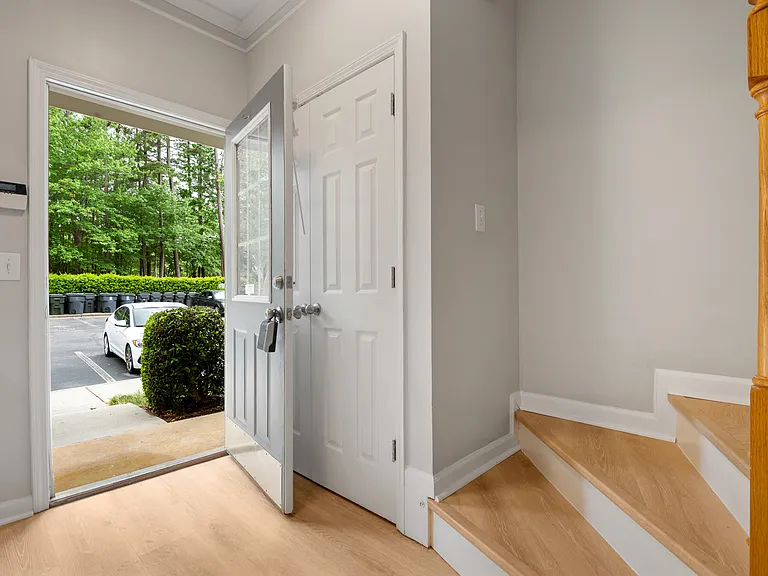 502 Canyon Lake Cir — Photo 3