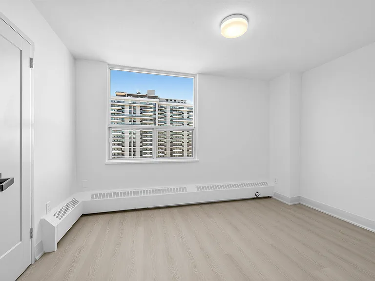 225 Davisville Ave — Photo 43