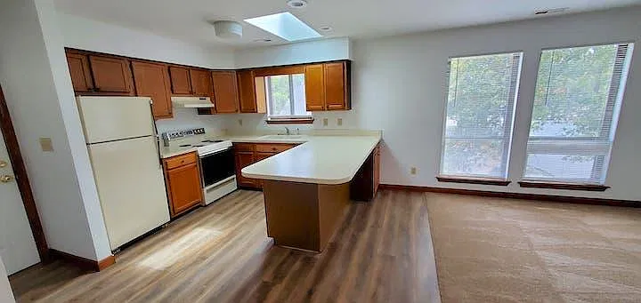 Spacious countertop/bar