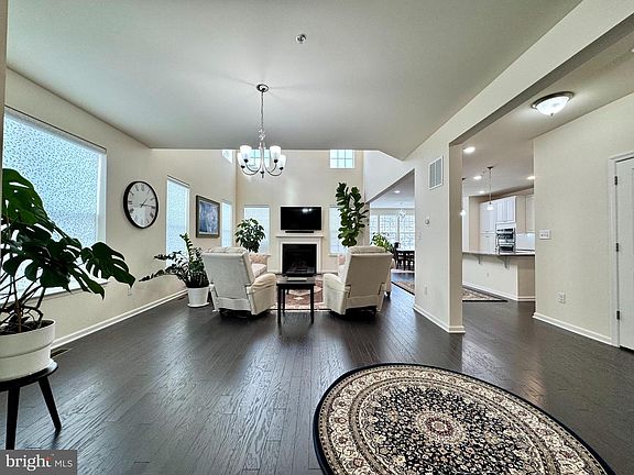 5th image of 447 Lee Pl