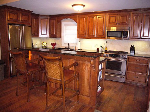 gourmet kitchen w/ stainless steel appliances