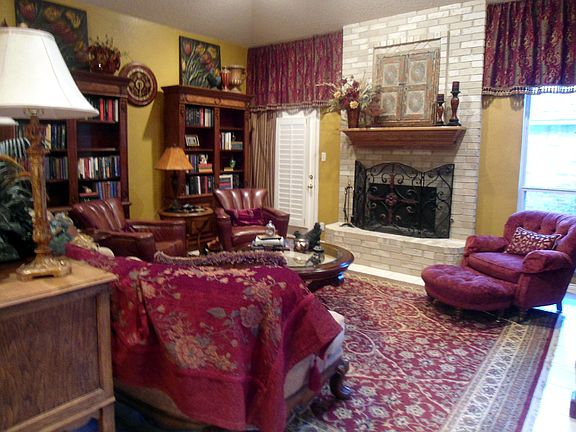 Large Living Room w/Fireplace