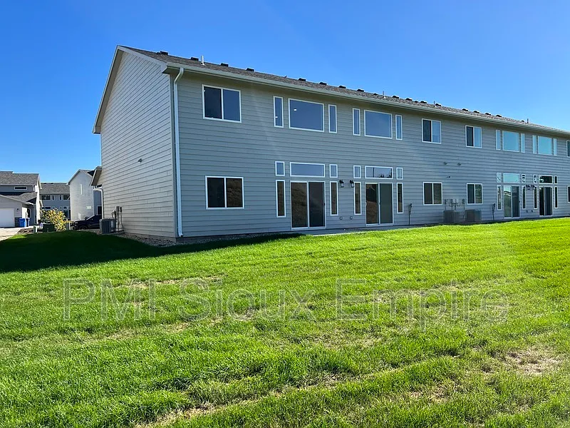 3 bed, 2.5 bath, 1500 sqft, $1,950 — Photo 2
