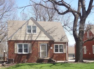 910 E 1st St, Pella, IA 50219