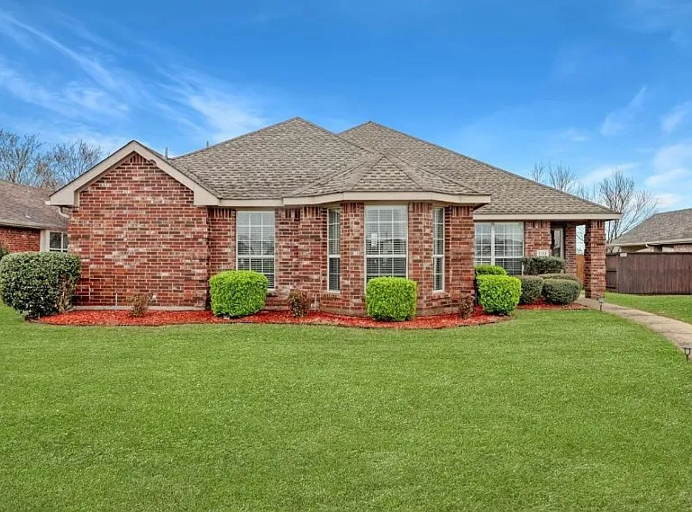 1112 Camelot Dr — Photo 1