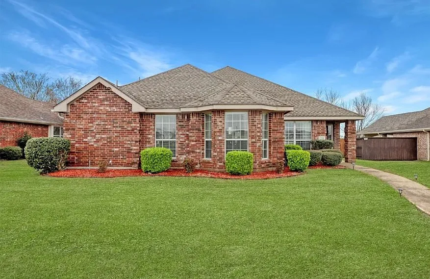 1112 Camelot Dr