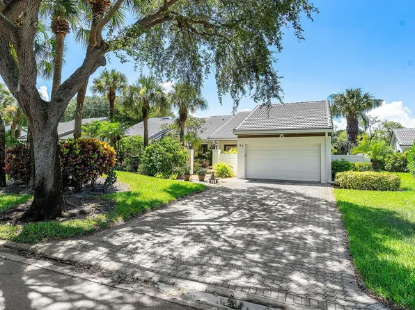 17 Clubhouse Lane, Boynton Beach, FL 33436