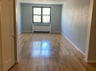 12 Welwyn Rd APT 3G, Great Neck, NY 11021