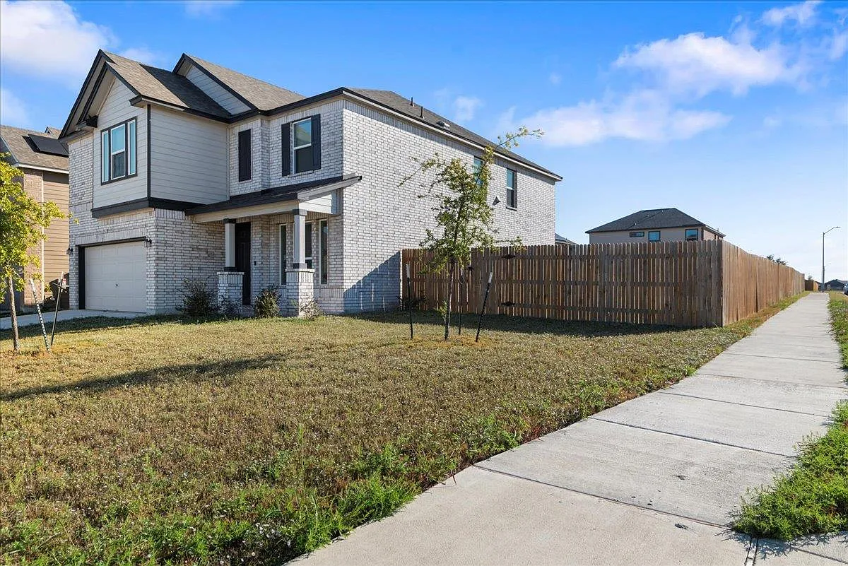 5 bed, 3.5 bath, 2891 sqft, $2,300 — Photo 3