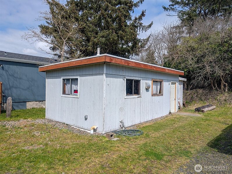 4th image of 808 Magellan Avenue NE
